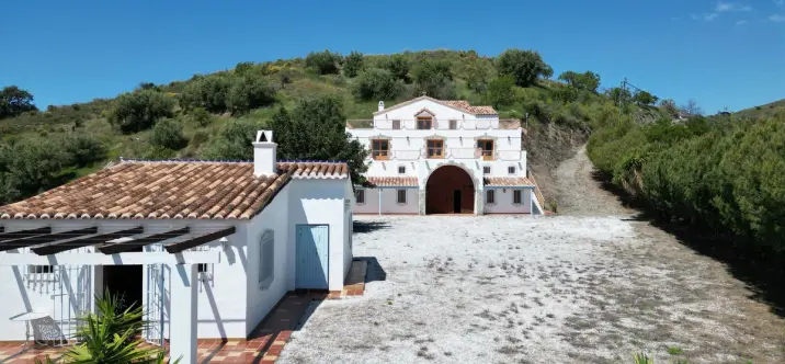 Продажа  отдельно стоящей виллы в Sedella 1