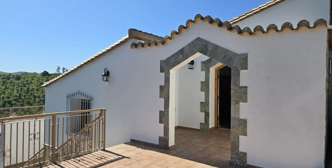 Продажа  отдельно стоящей виллы в Sedella 3