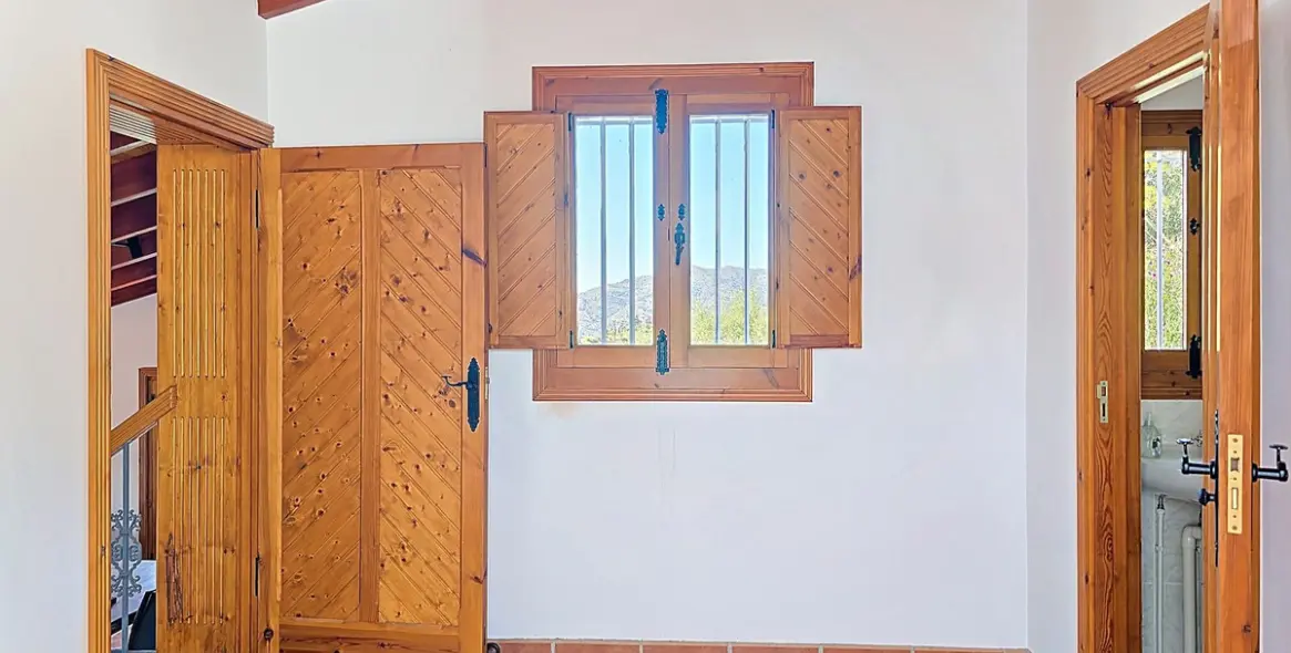 Продажа  отдельно стоящей виллы в Sedella 4