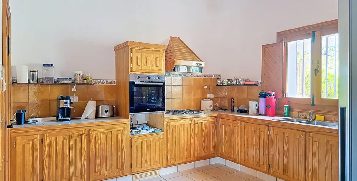 Продажа  отдельно стоящей виллы в Sedella 12