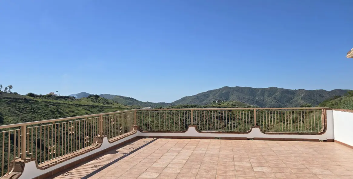 Sale of detached villa in Sedella 21
