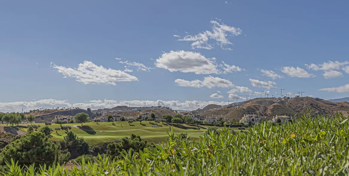 Продажа апартаментов на среднем этаже в Los Arqueros 13