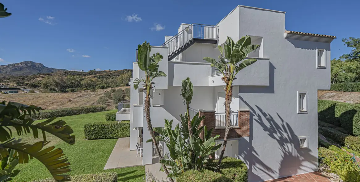 Продажа апартаментов на среднем этаже в Los Arqueros 14