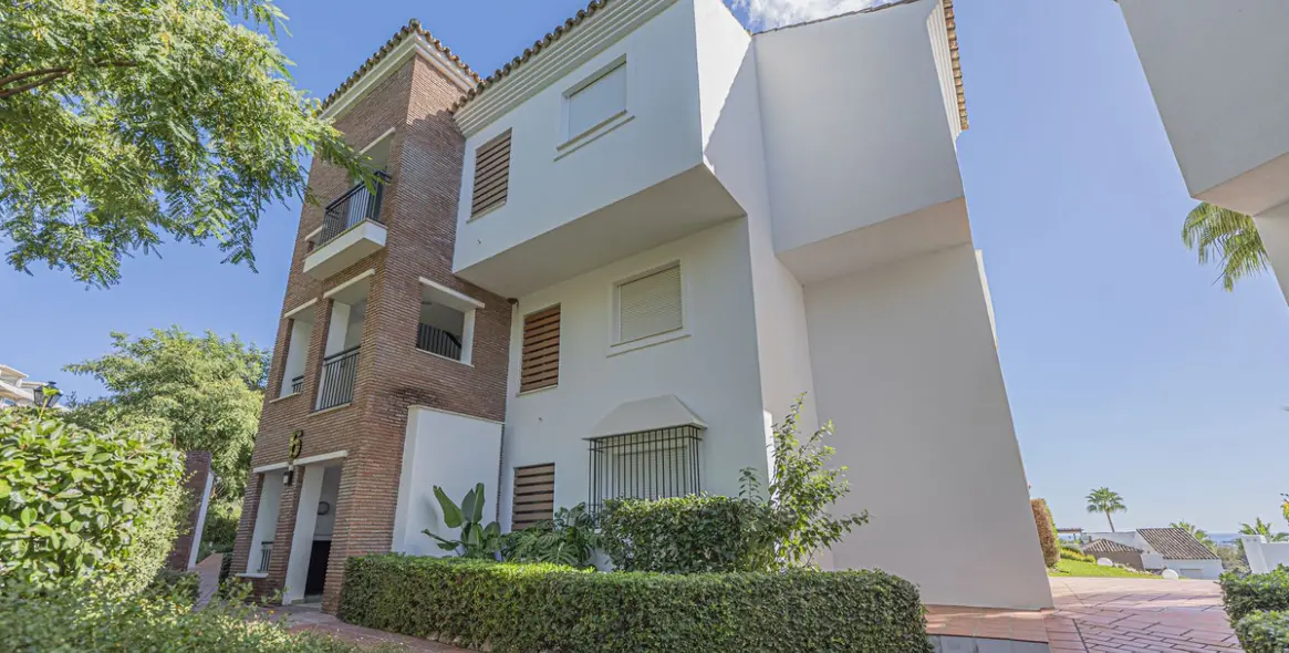 Продажа апартаментов на среднем этаже в Los Arqueros 15