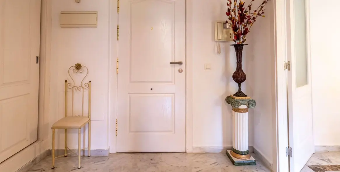 Sale of middle floor apartment in The Golden Mile 3