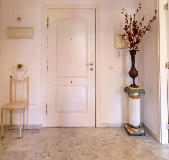 Sale of middle floor apartment in The Golden Mile