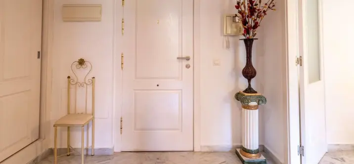 Sale of middle floor apartment in The Golden Mile 2