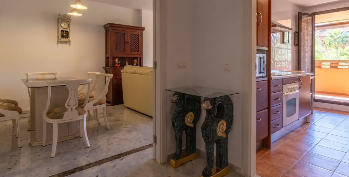 Sale of middle floor apartment in The Golden Mile 4