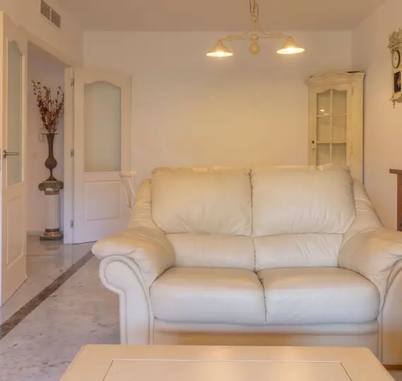 Sale of middle floor apartment in The Golden Mile