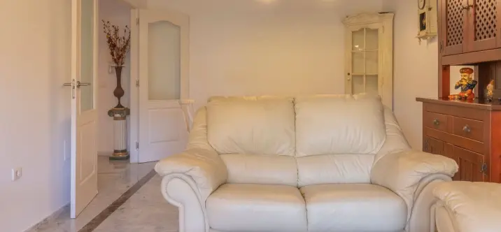 Sale of middle floor apartment in The Golden Mile 4