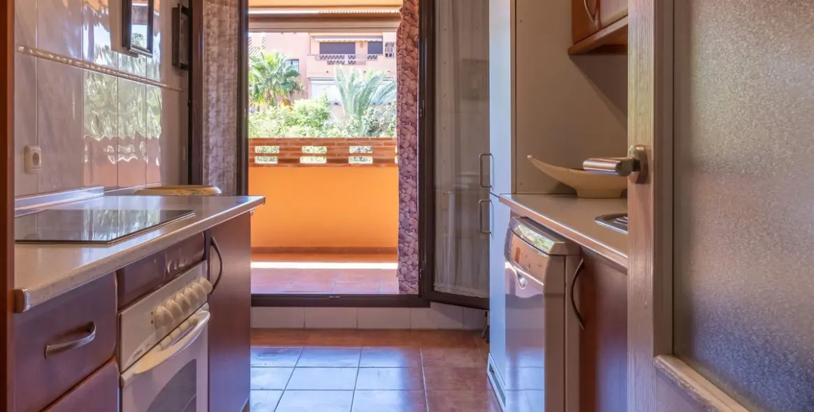 Sale of middle floor apartment in The Golden Mile 7