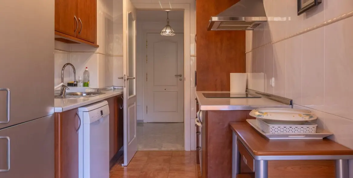 Sale of middle floor apartment in The Golden Mile 8