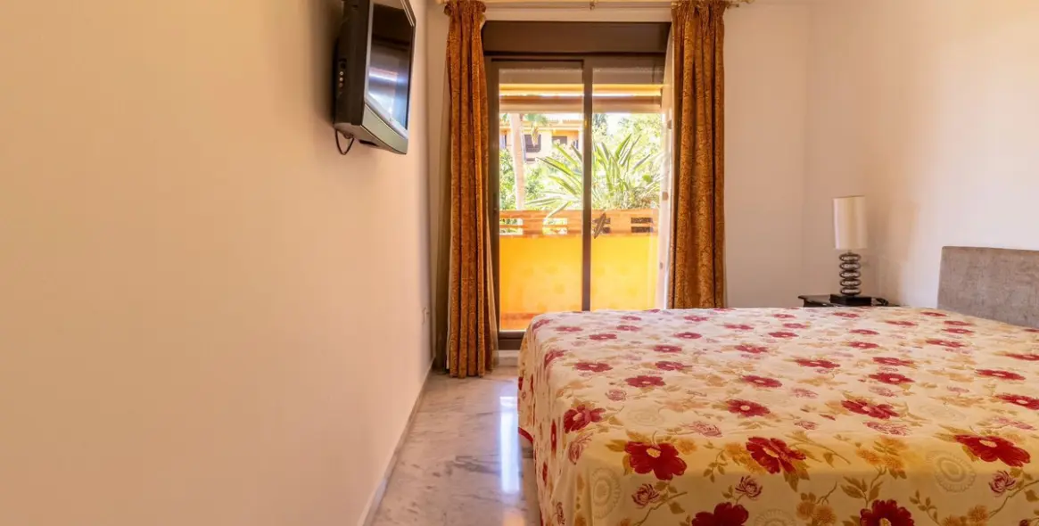 Sale of middle floor apartment in The Golden Mile 9