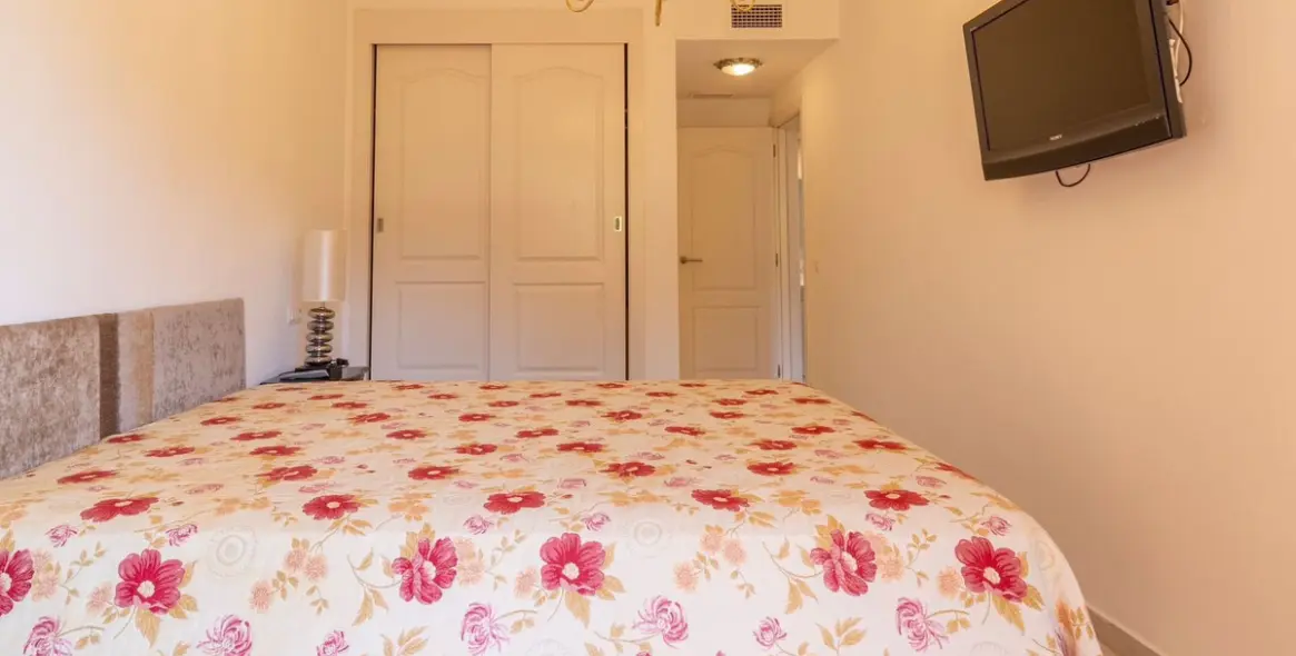 Sale of middle floor apartment in The Golden Mile 10