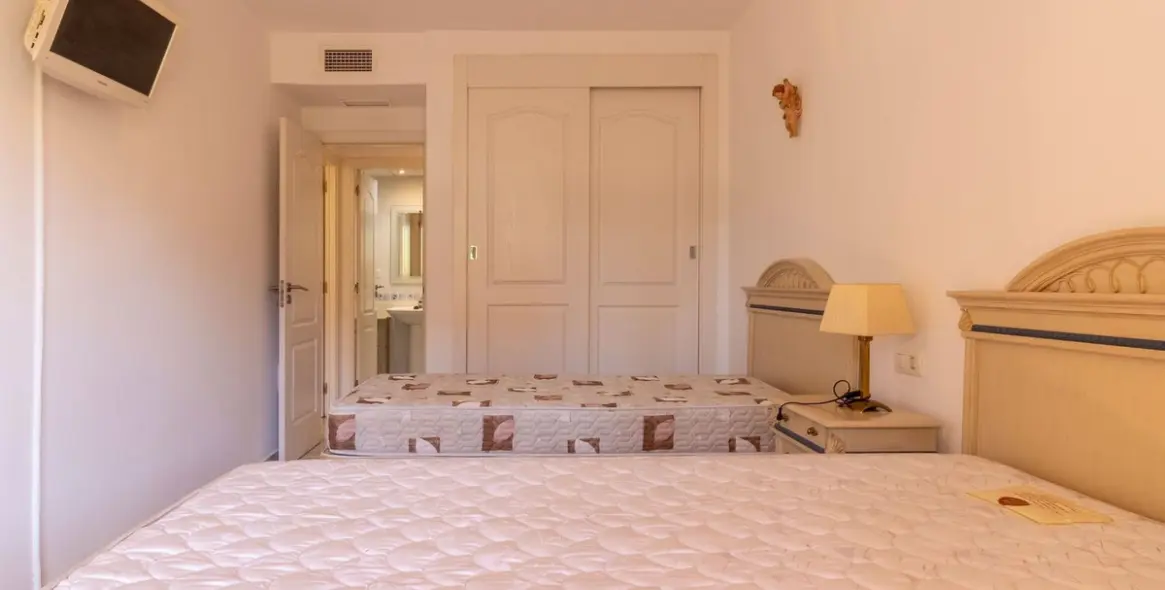 Sale of middle floor apartment in The Golden Mile 13