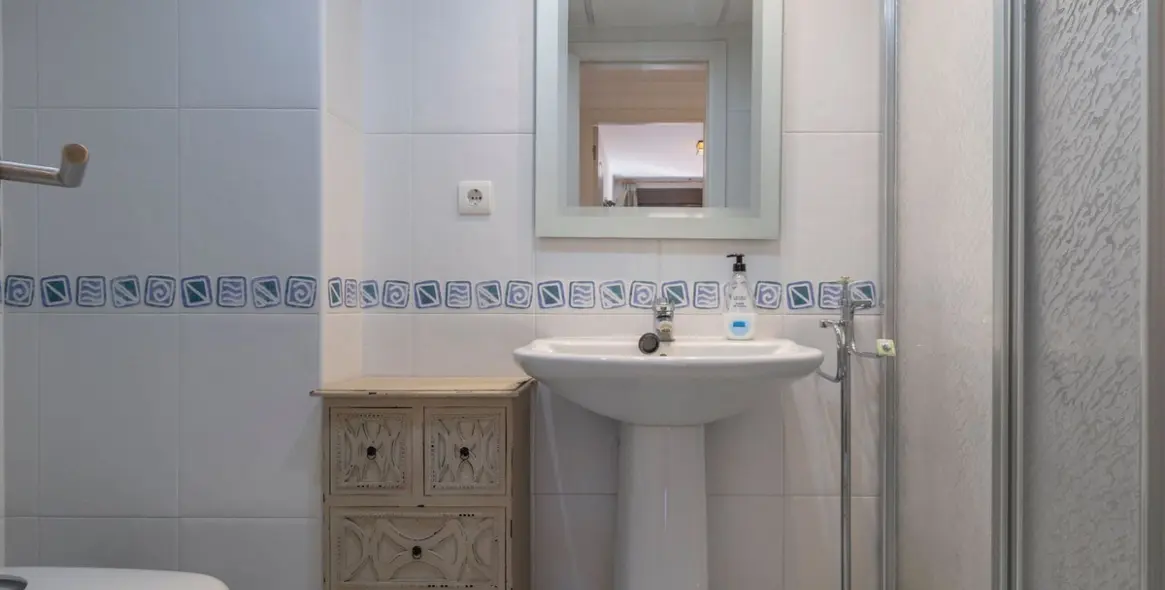 Sale of middle floor apartment in The Golden Mile 14