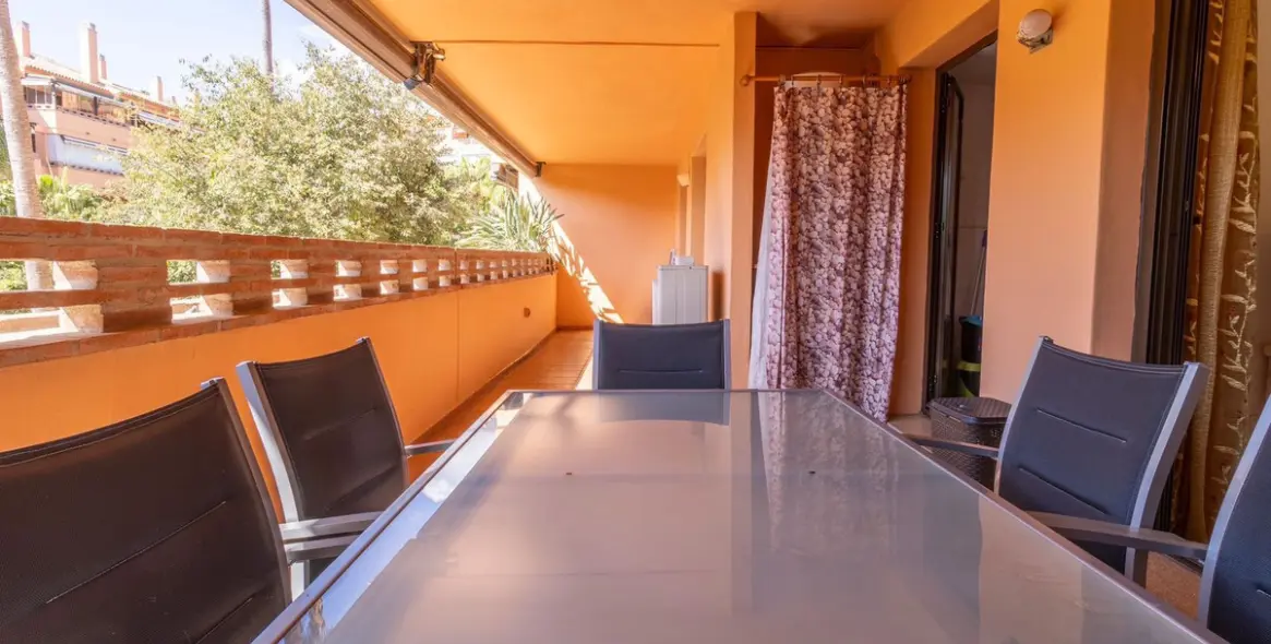 Sale of middle floor apartment in The Golden Mile 16