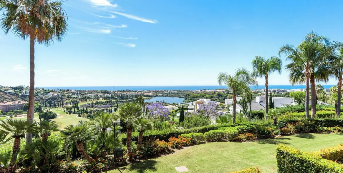 Продажа апартаментов на среднем этаже в Los Flamingos 1