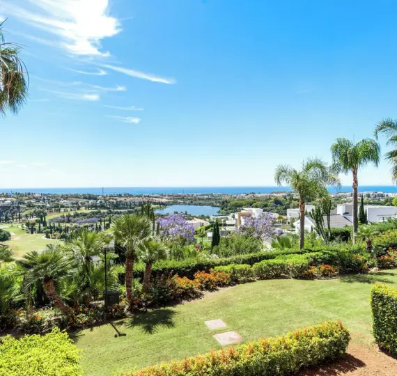 Продажа апартаментов на среднем этаже в Los Flamingos