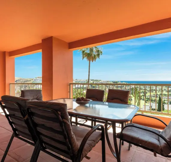 Продажа апартаментов на среднем этаже в Los Flamingos