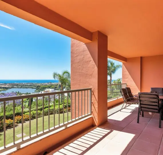 Продажа апартаментов на среднем этаже в Los Flamingos