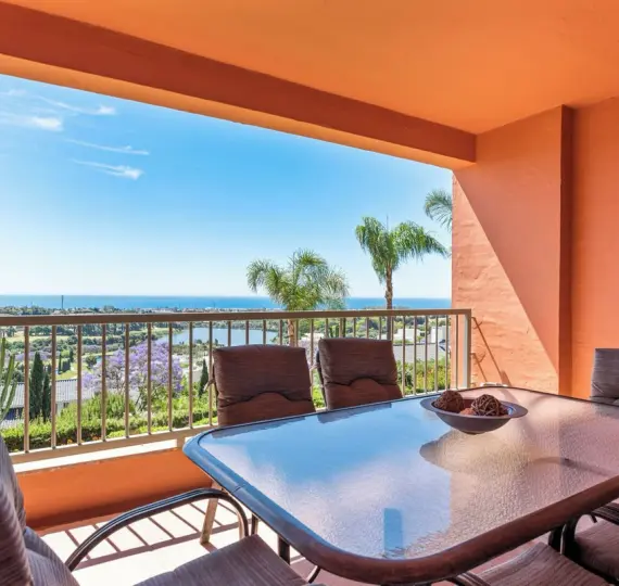 Продажа апартаментов на среднем этаже в Los Flamingos