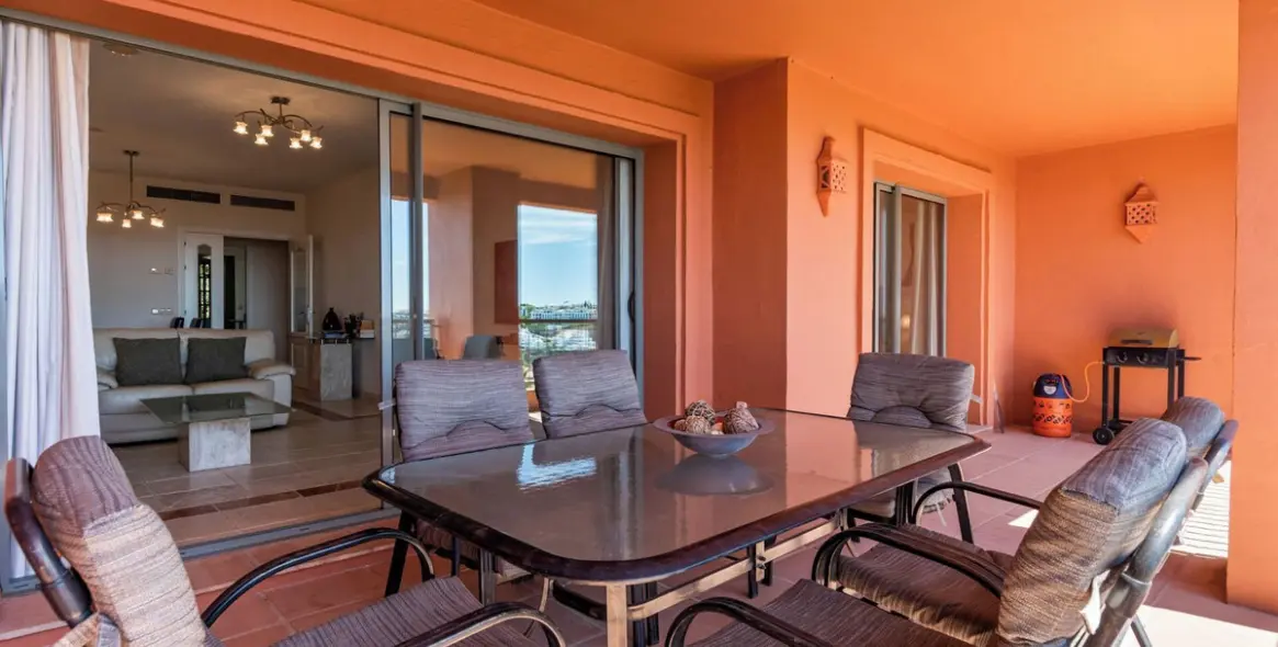 Продажа апартаментов на среднем этаже в Los Flamingos 5