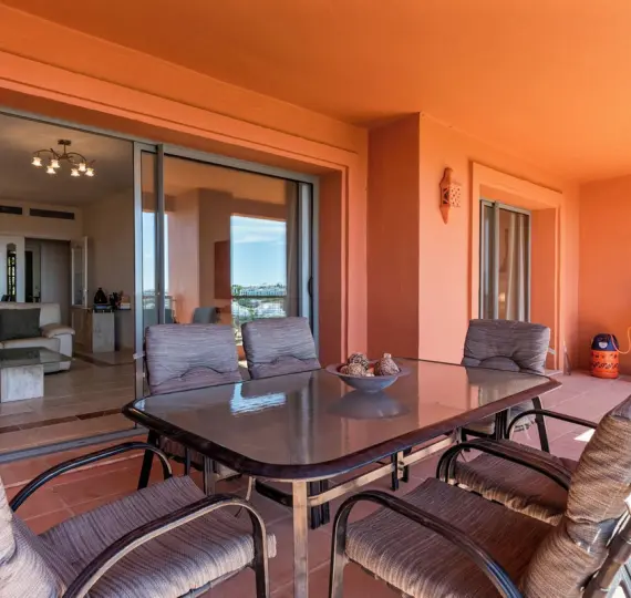 Продажа апартаментов на среднем этаже в Los Flamingos