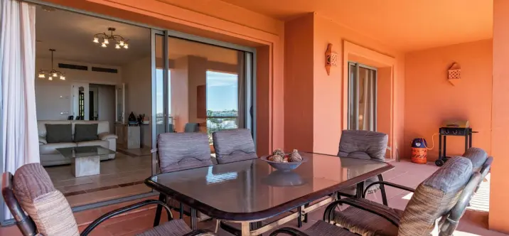 Продажа апартаментов на среднем этаже в Los Flamingos 4