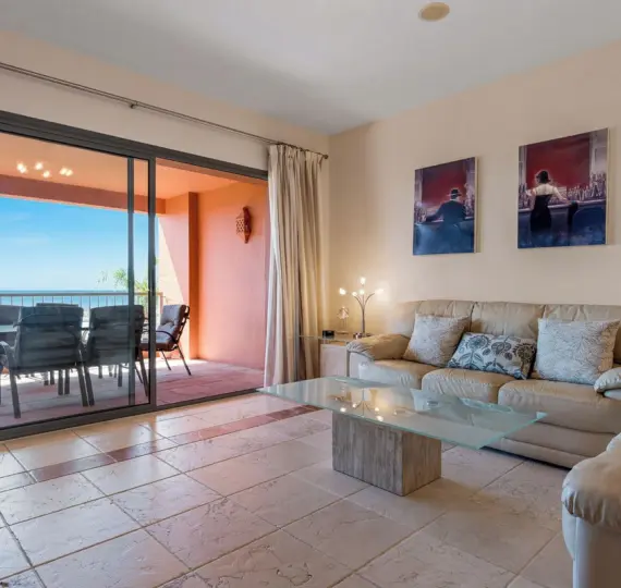 Продажа апартаментов на среднем этаже в Los Flamingos