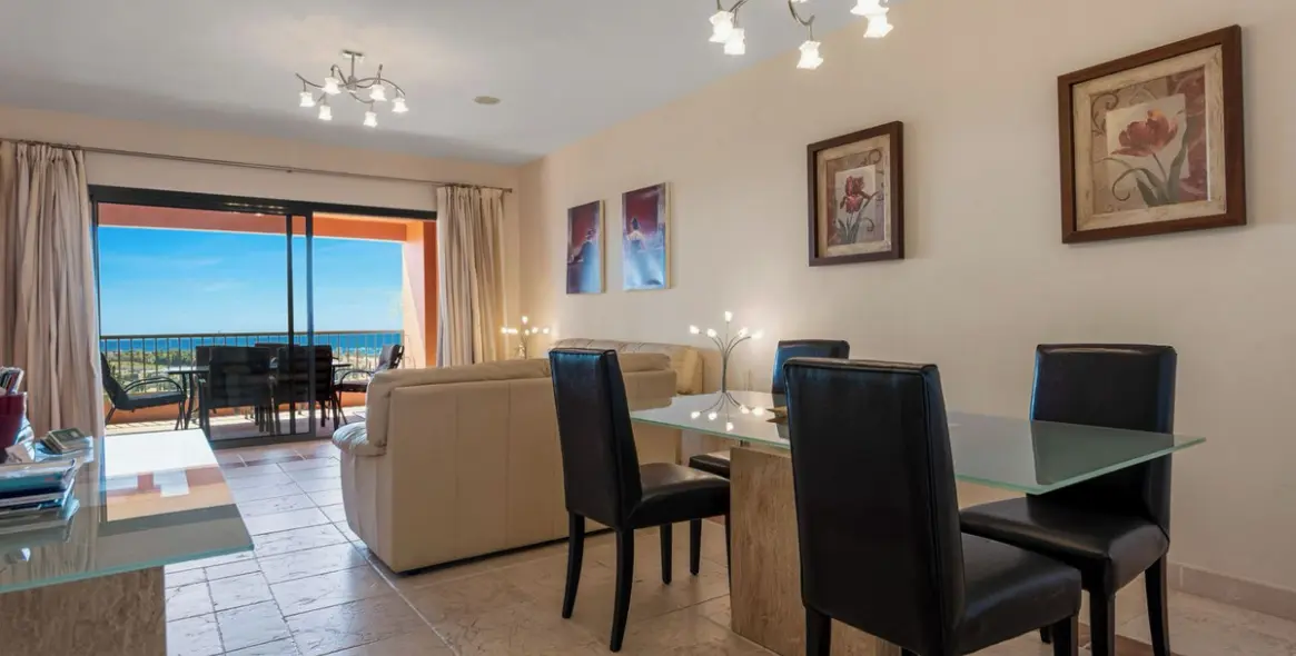 Продажа апартаментов на среднем этаже в Los Flamingos 10