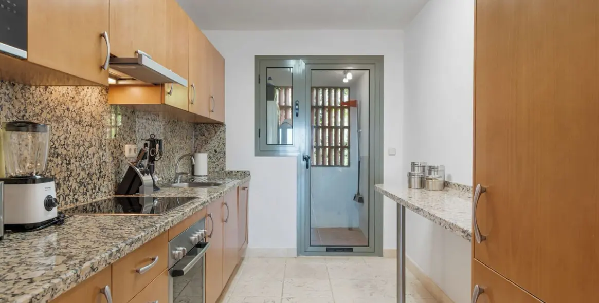 Продажа апартаментов на среднем этаже в Los Flamingos 13