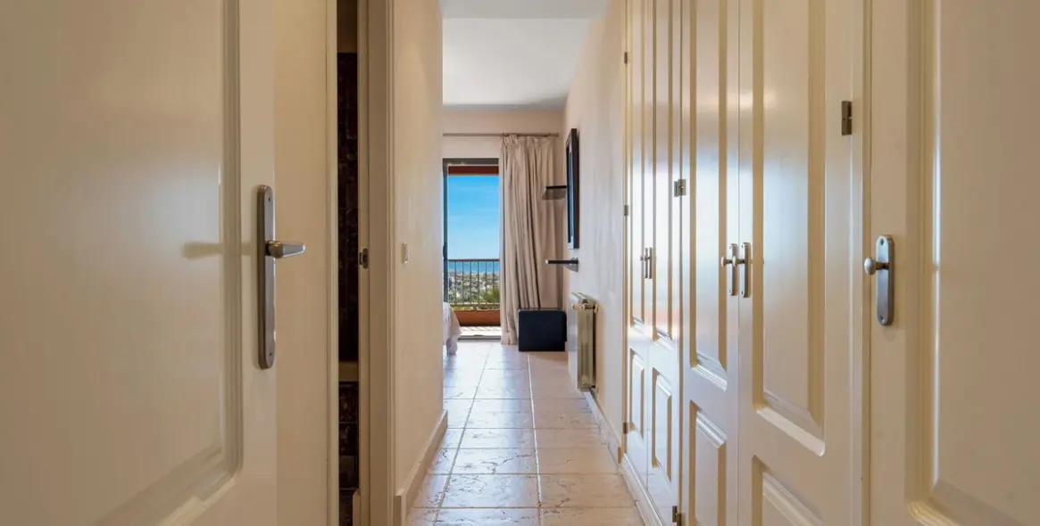 Продажа апартаментов на среднем этаже в Los Flamingos 15