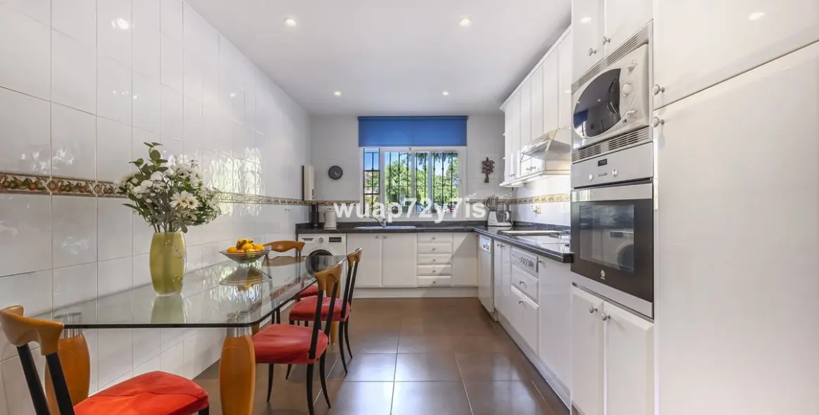 Продажа апартаментов на первом этаже в Estepona 9