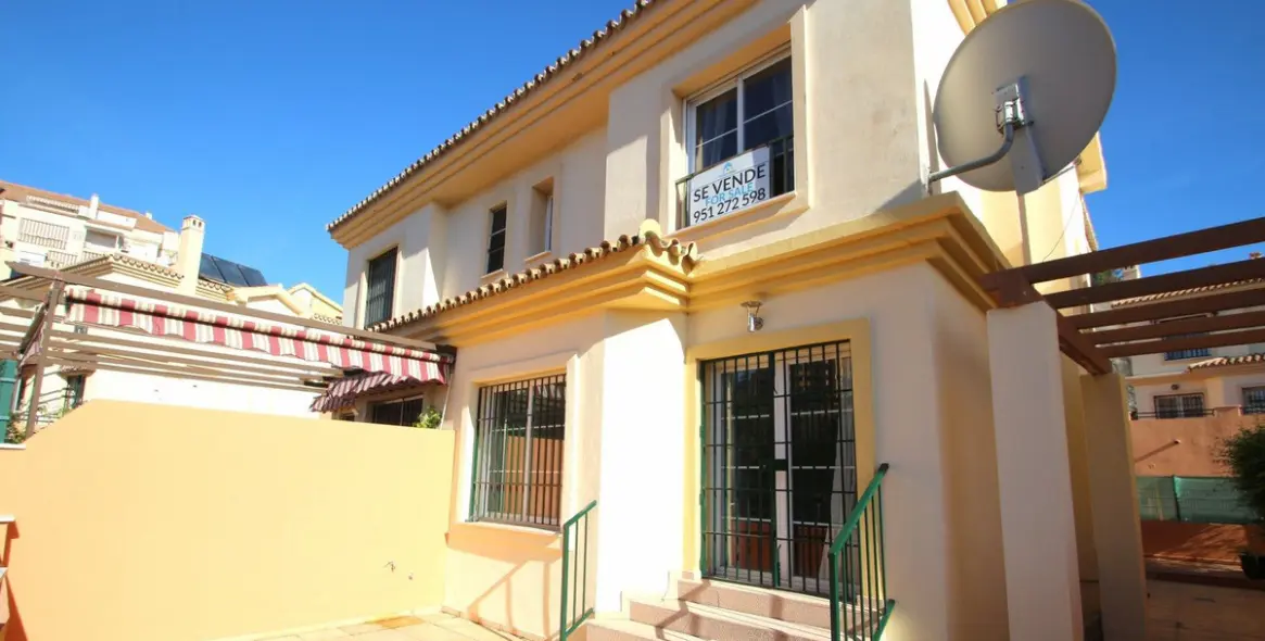 Продажа  отдельно стоящей виллы в Los Pacos 1