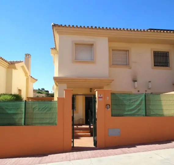 Venta de villa independiente en Los Pacos