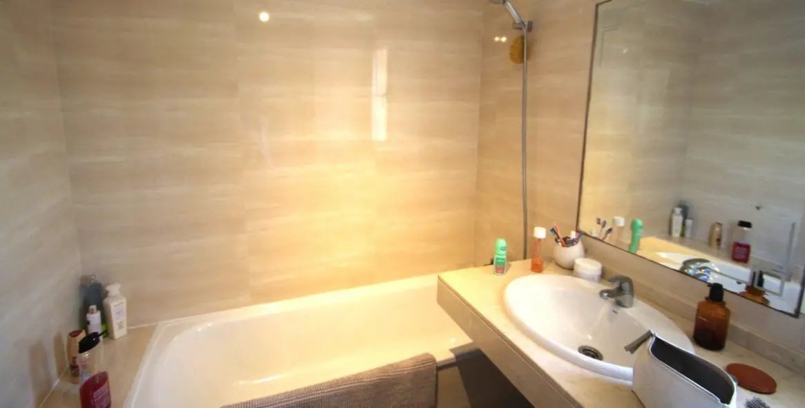 Продажа  отдельно стоящей виллы в Los Pacos 16