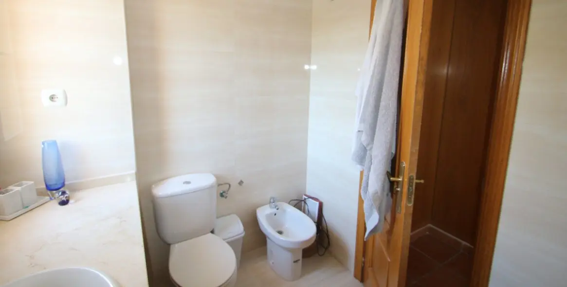 Продажа  отдельно стоящей виллы в Los Pacos 17