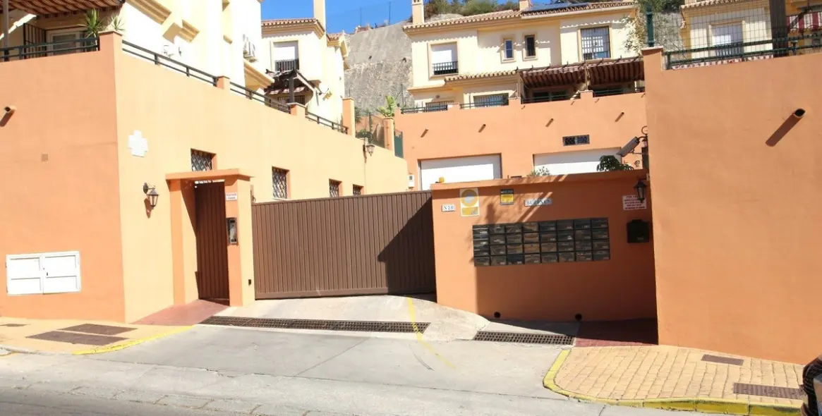 Продажа  отдельно стоящей виллы в Los Pacos 32