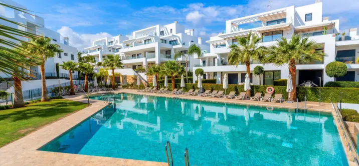Venta de apartamento en planta media en Estepona 0
