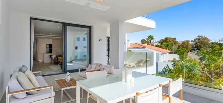 Venta de apartamento en planta media en Estepona 1