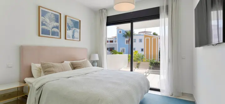 Venta de apartamento en planta media en Estepona 2