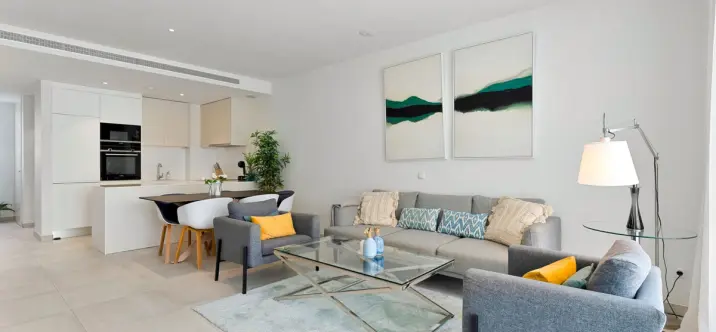 Venta de apartamento en planta media en Estepona 3