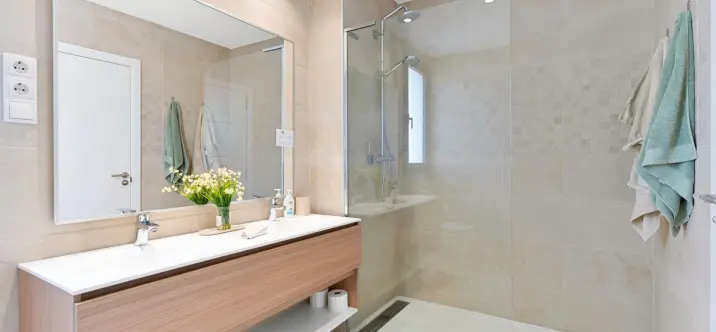 Venta de apartamento en planta media en Estepona 4