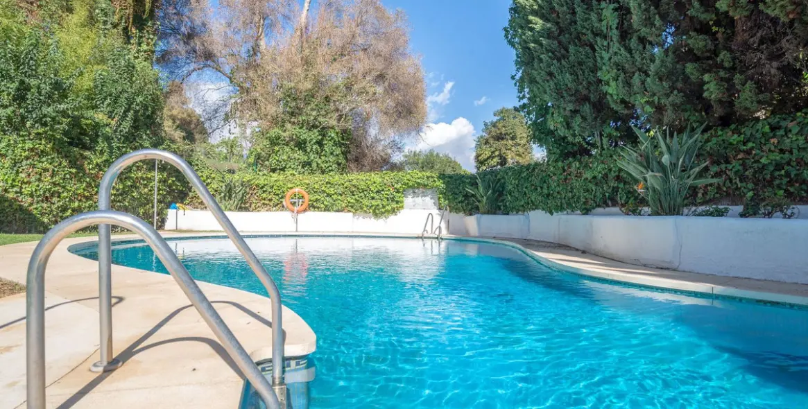 Venta de apartamento en planta media en Río Real 25