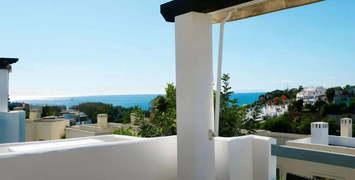 Продажа дома на две семьи в Cabopino 1