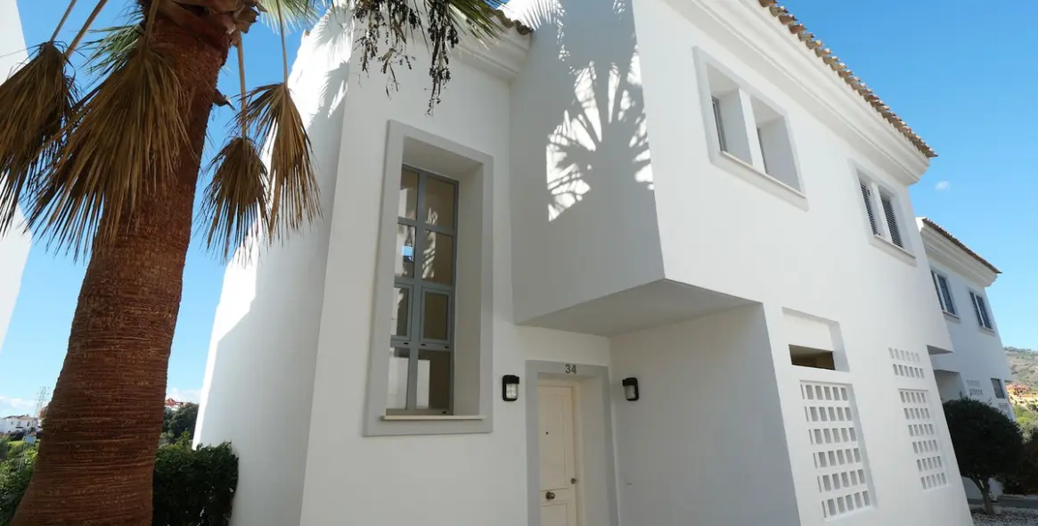 Продажа дома на две семьи в Cabopino 5