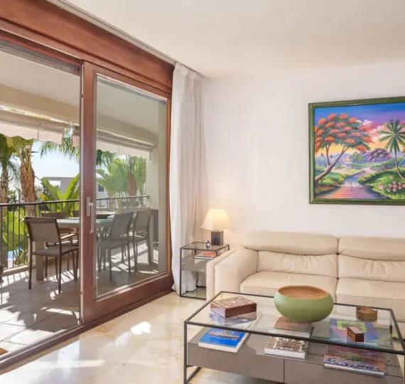 Sale of ground floor apartment in Altos de los Monteros