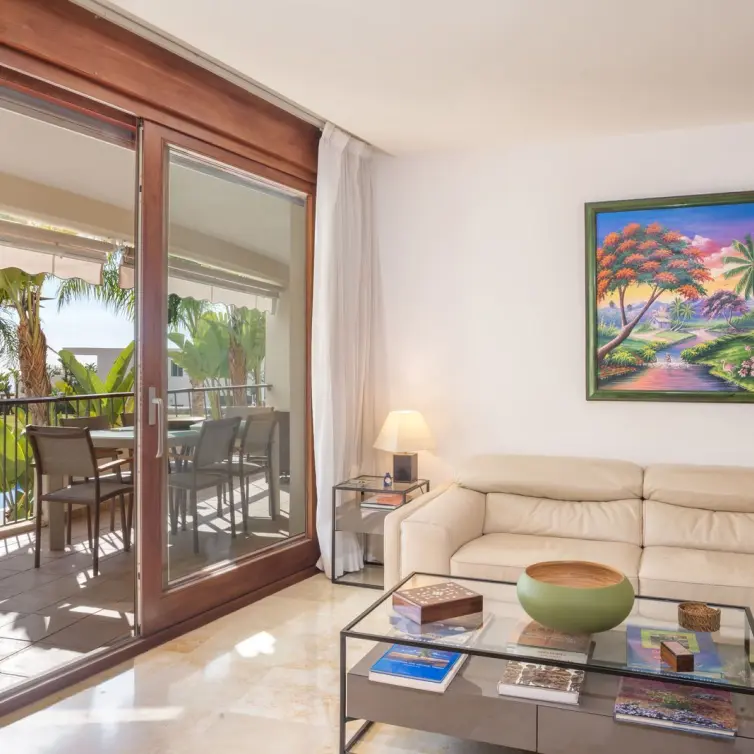 Sale of ground floor apartment in Altos de los Monteros
