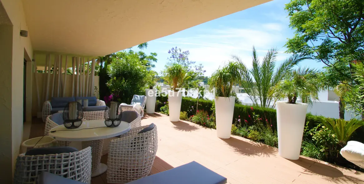 Sale of ground floor apartment in Benahavís 1